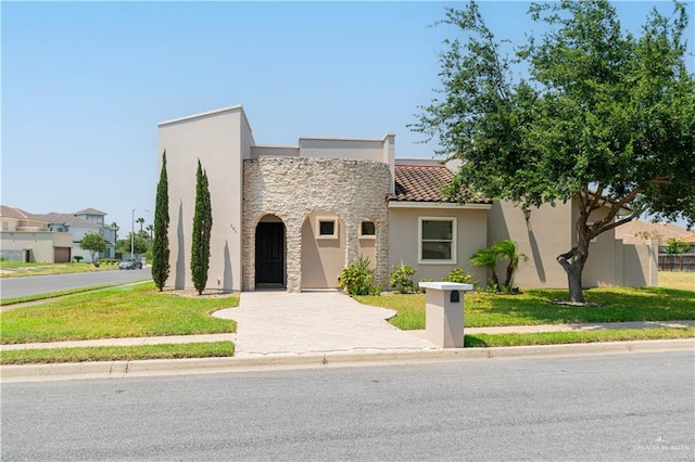 view of front of home featuring a front yard