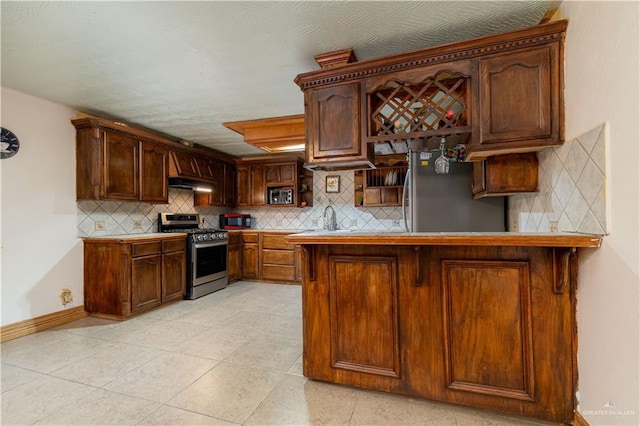 kitchen with tasteful backsplash, kitchen peninsula, and stainless steel appliances