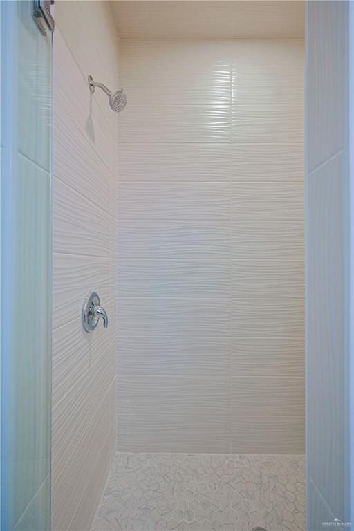 bathroom featuring a tile shower