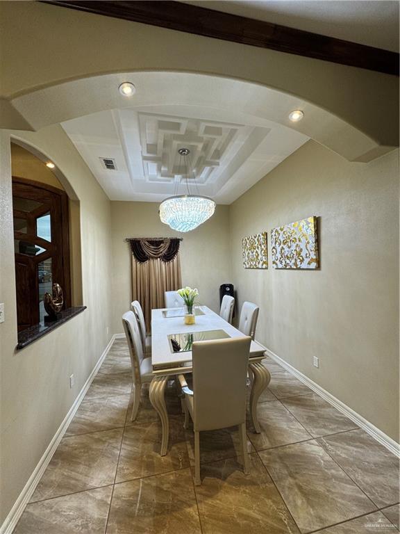 dining space with arched walkways, recessed lighting, visible vents, and baseboards