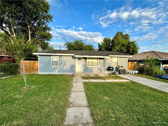 single story home featuring a front lawn