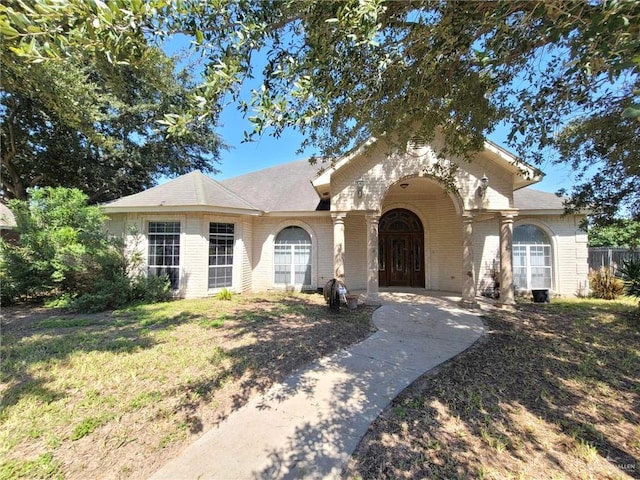 single story home featuring a front yard