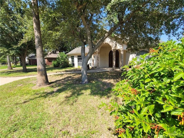 view of front facade with a front lawn