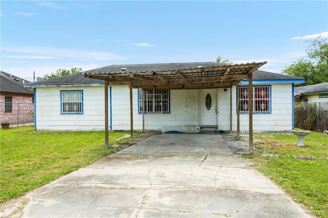 ranch-style home featuring a front lawn and a carport