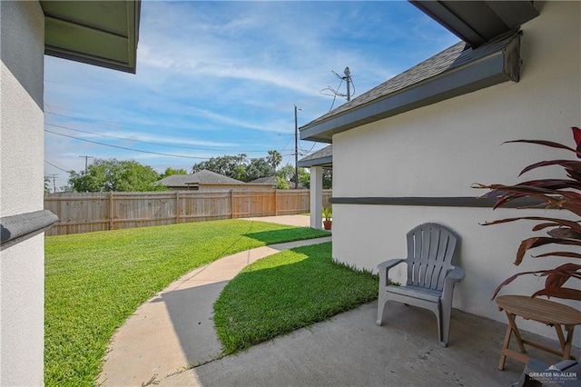 view of yard featuring a ceiling fan and a patio