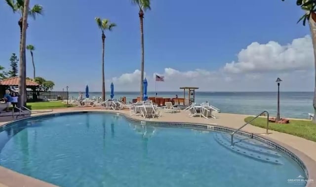 view of pool featuring a water view