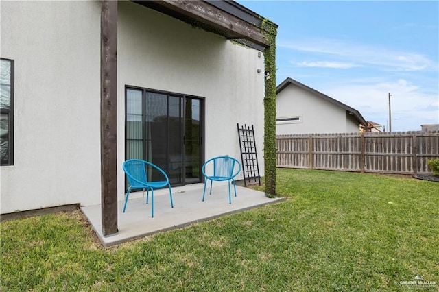 view of yard featuring a patio area