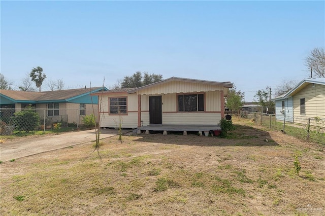 view of front of property featuring fence and a front lawn