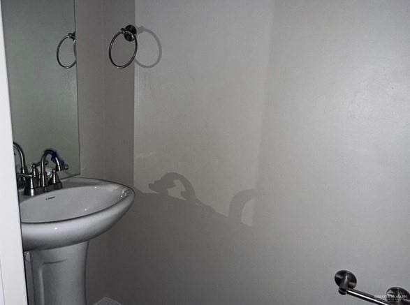 14405 Chalk Ridge Dr, Mcallen, TX 78504 - bathroom featuring a sink