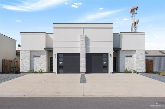 view of front facade featuring a garage