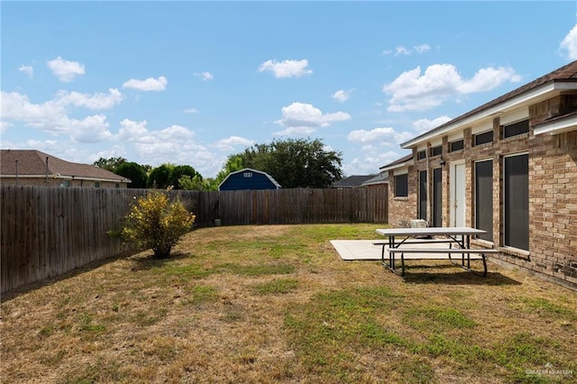 view of yard featuring a patio area