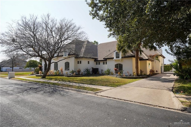 view of front of home featuring a front yard