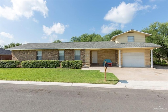 view of front of property featuring a front yard and a garage