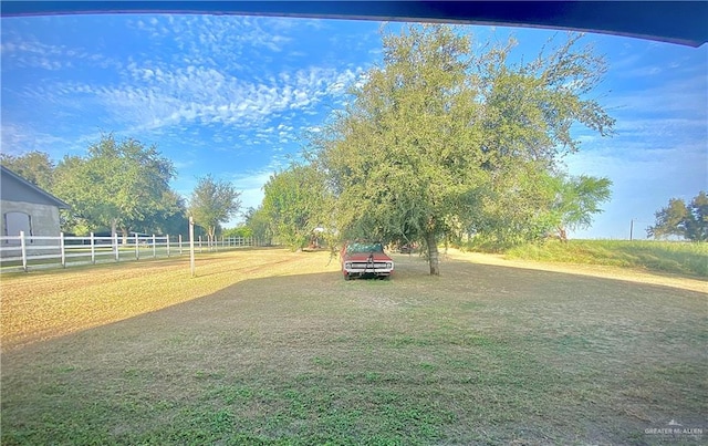 view of yard featuring a rural view