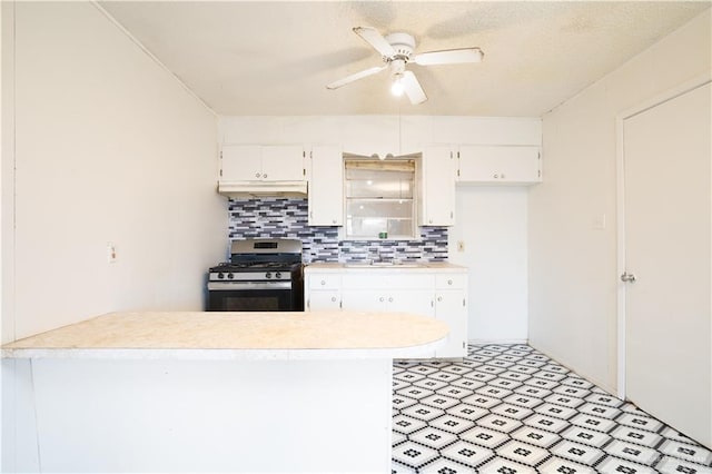 kitchen featuring tasteful backsplash, gas range, ceiling fan, sink, and white cabinets