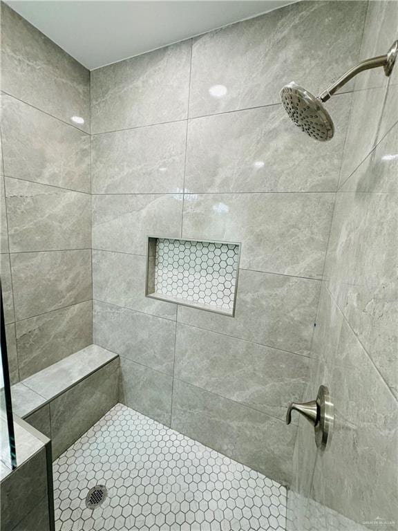 bathroom featuring a tile shower