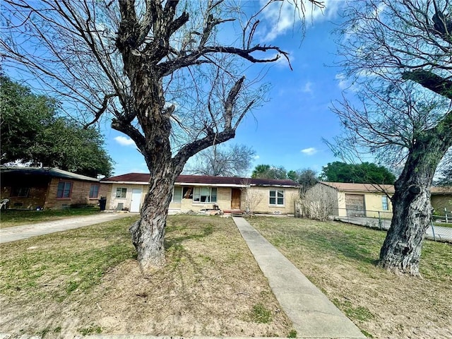 single story home with a front yard