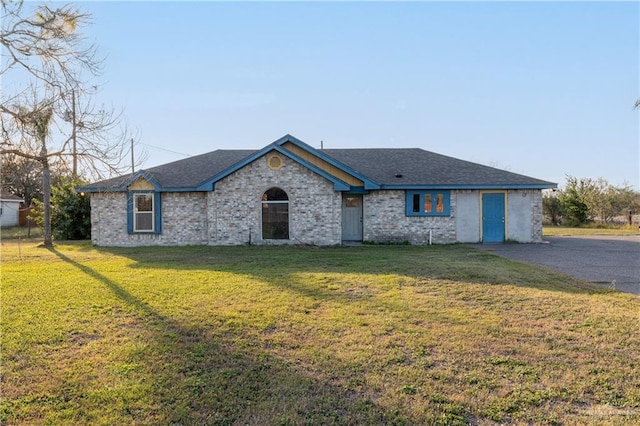 ranch-style house featuring a front lawn