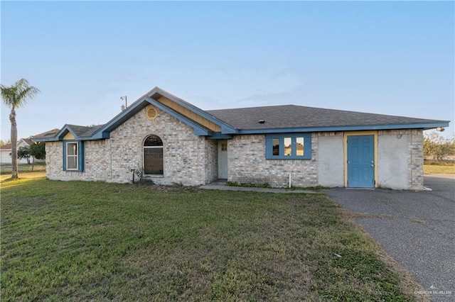 ranch-style house featuring a front yard