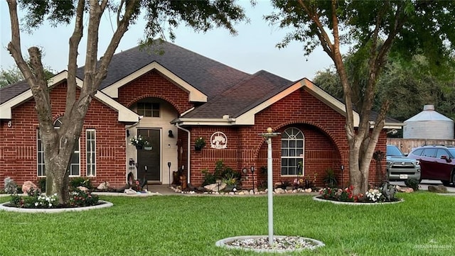 view of front facade featuring a front yard