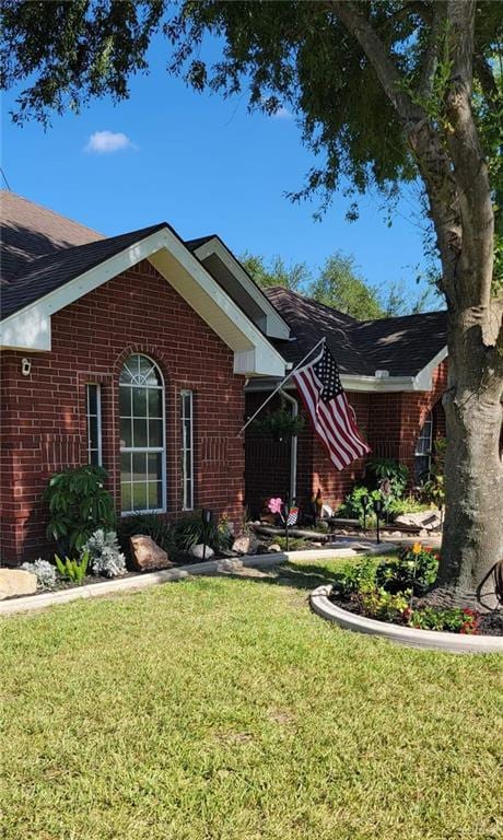 view of front of home featuring a front yard