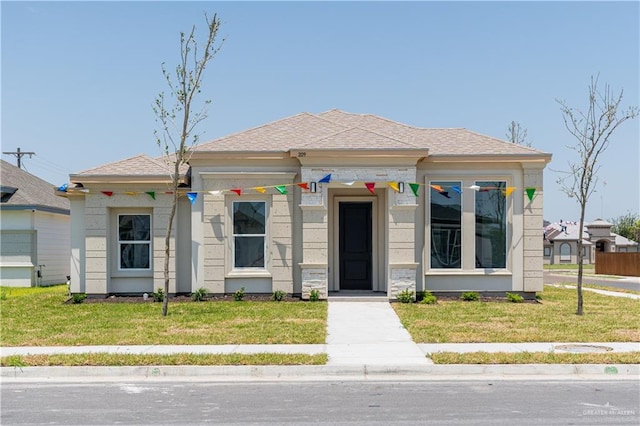 view of front facade featuring a front yard