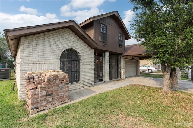 view of front of property featuring central air condition unit, a front lawn, and a garage