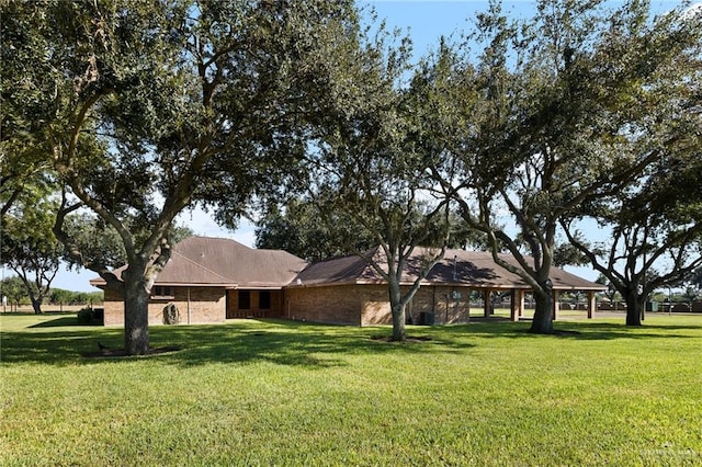 view of front of home featuring a front yard