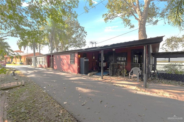 view of front facade featuring a carport