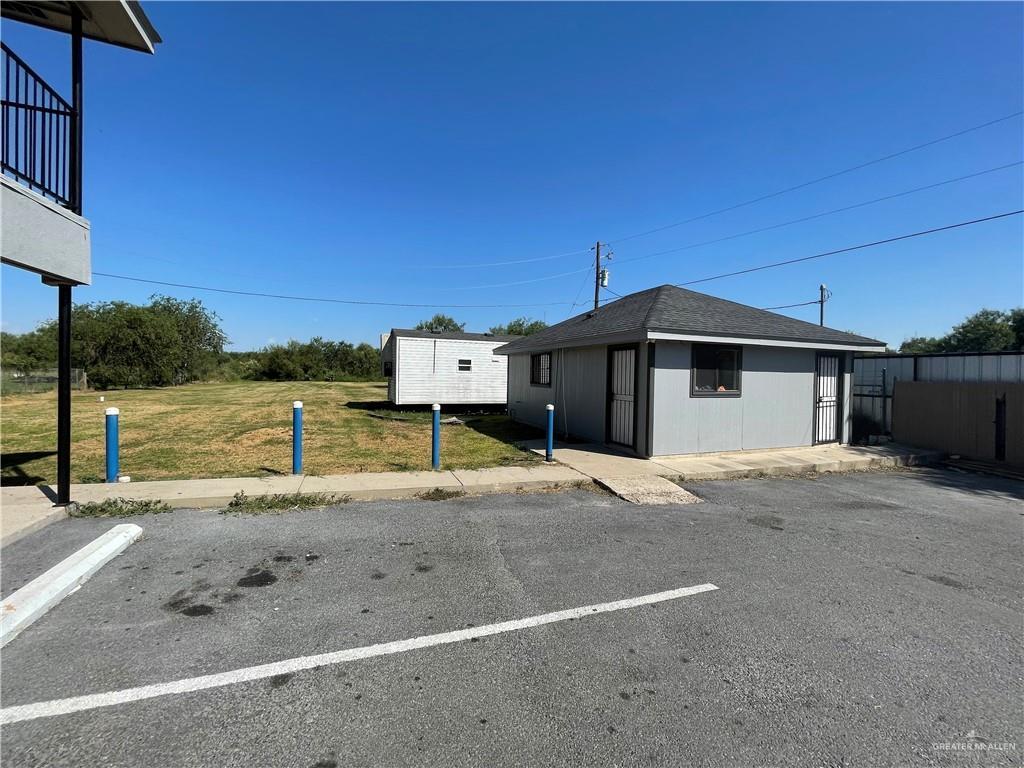 view of front of house featuring a front yard