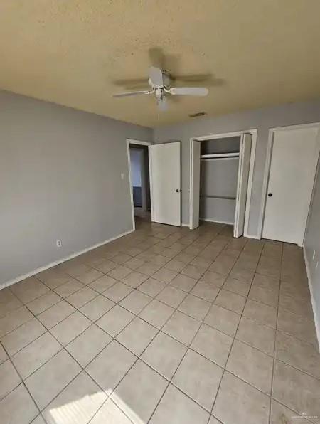 unfurnished bedroom with ceiling fan