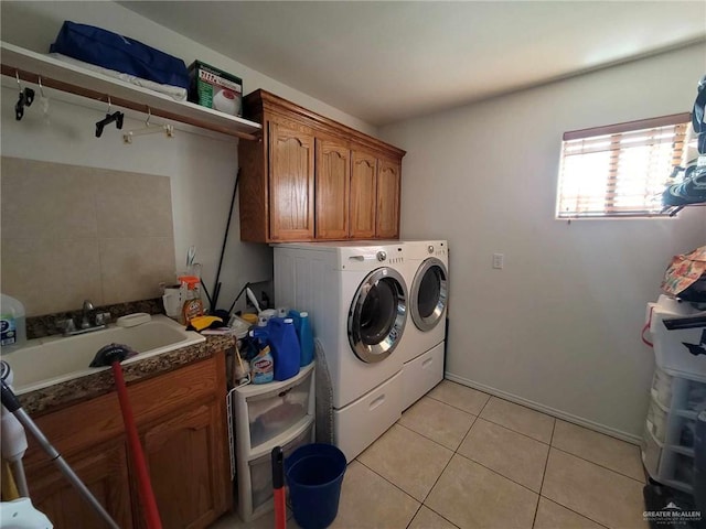 washroom featuring sink, cabinets, independent washer and dryer, and light tile patterned flooring