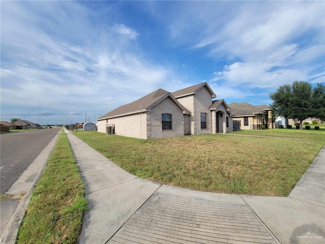 view of front of property featuring a front yard