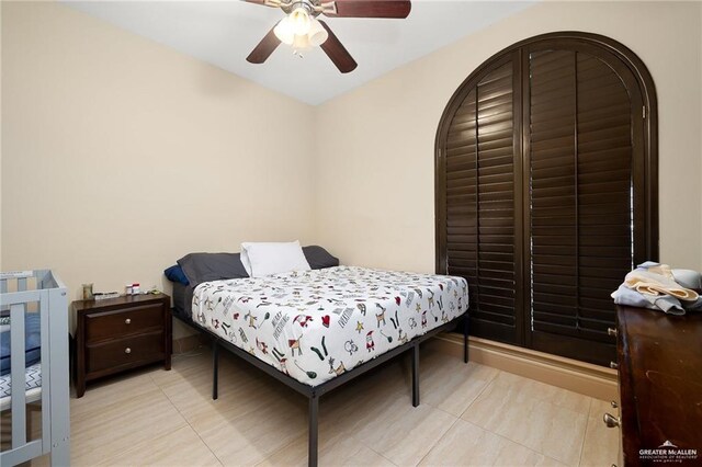 bedroom with ceiling fan