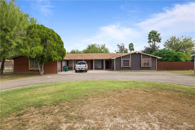 single story home with a front yard