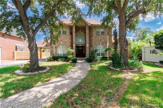 view of front of home featuring a front lawn