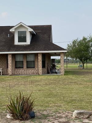 view of front facade with a front yard