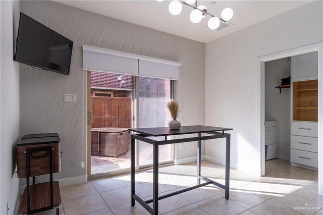 kitchen with sink, stainless steel fridge, a breakfast bar area, white cabinets, and decorative backsplash