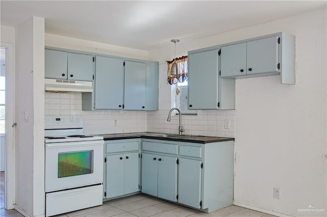 kitchen featuring sink, light tile patterned floors, blue cabinetry, tasteful backsplash, and white electric range oven