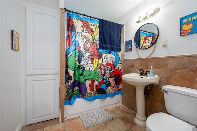 275 Violeta St, San Benito, TX 78586 - full bath featuring toilet, shower / tub combo, and tile walls