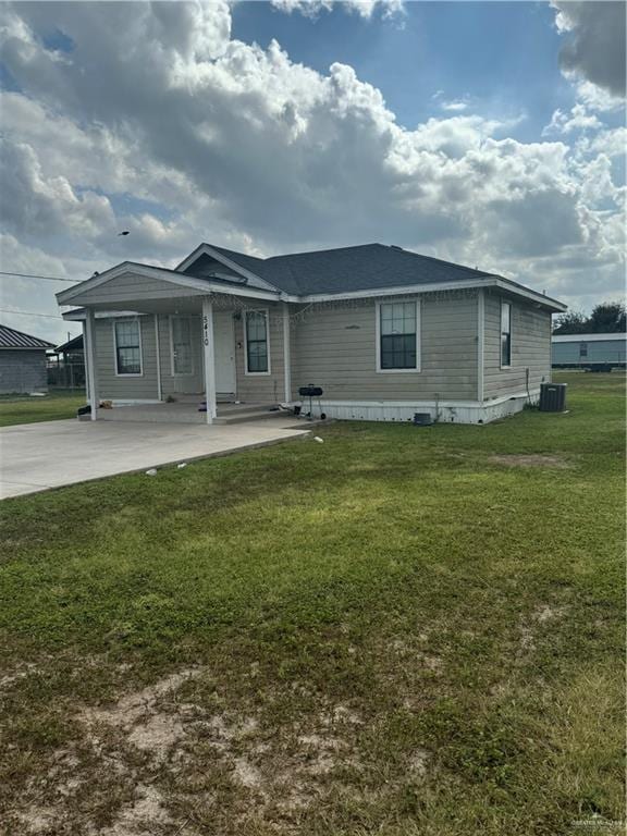 view of front of property featuring cooling unit, a front lawn, and a carport