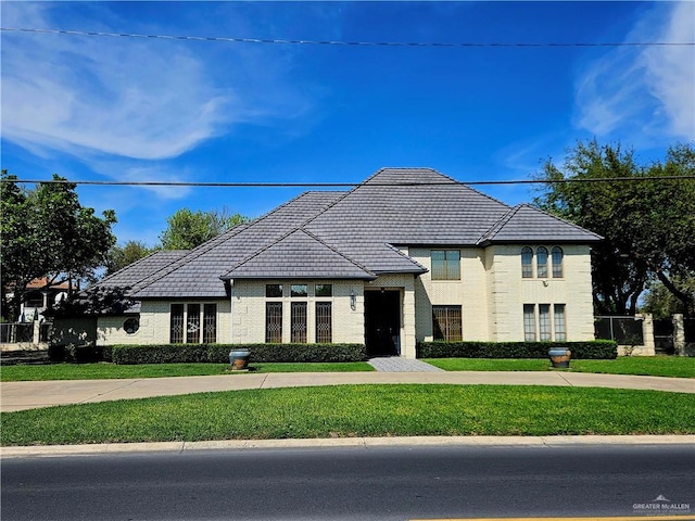 view of front of house with a front lawn