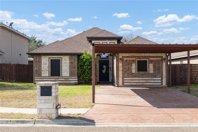 view of front of house featuring a front yard and a carport