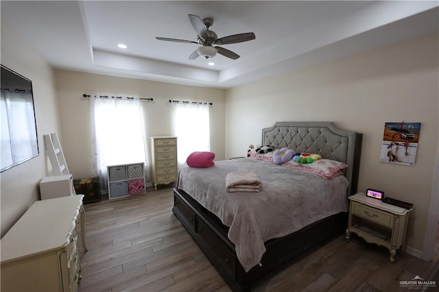 29082 Reynolds Dr, La Feria, TX 78559 - bedroom featuring a raised ceiling, light wood-style floors, recessed lighting, and a ceiling fan
