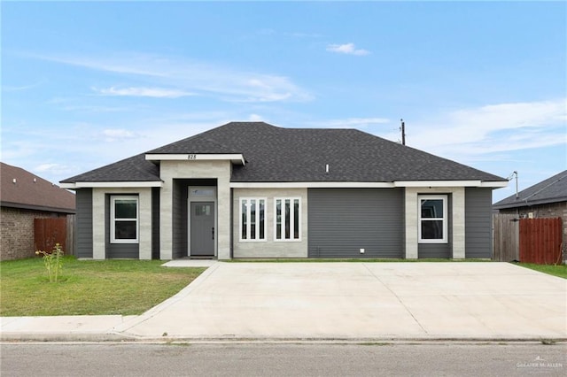 view of front of property featuring a front yard