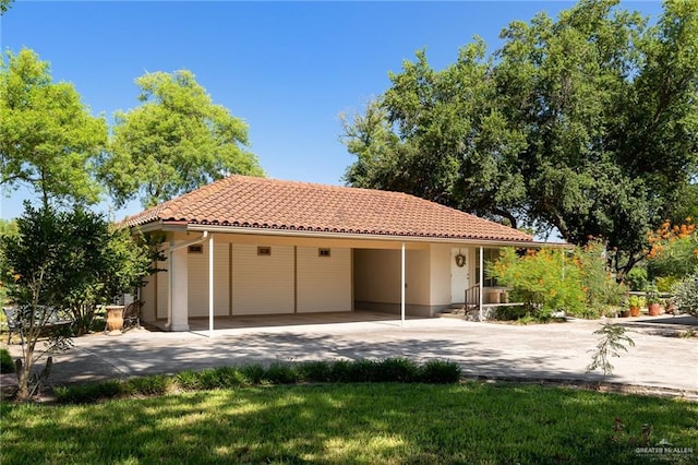 garage with a lawn and a carport