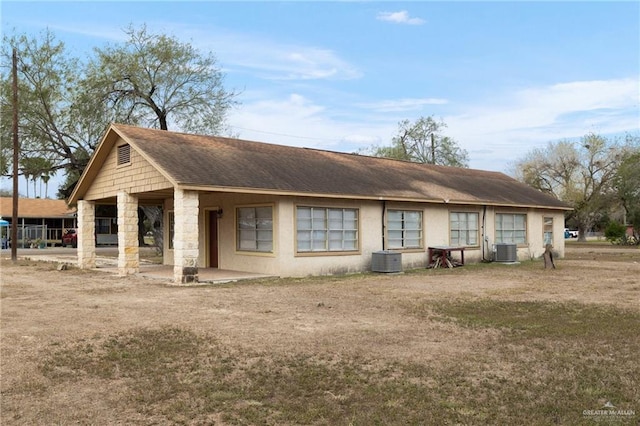 view of front of home featuring central AC and a front yard