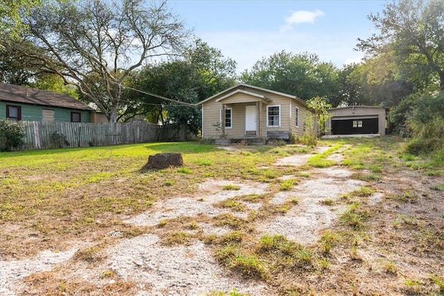 view of yard featuring a garage and an outdoor structure