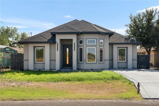 view of front of home featuring a front lawn