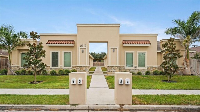 view of front of property featuring a front yard